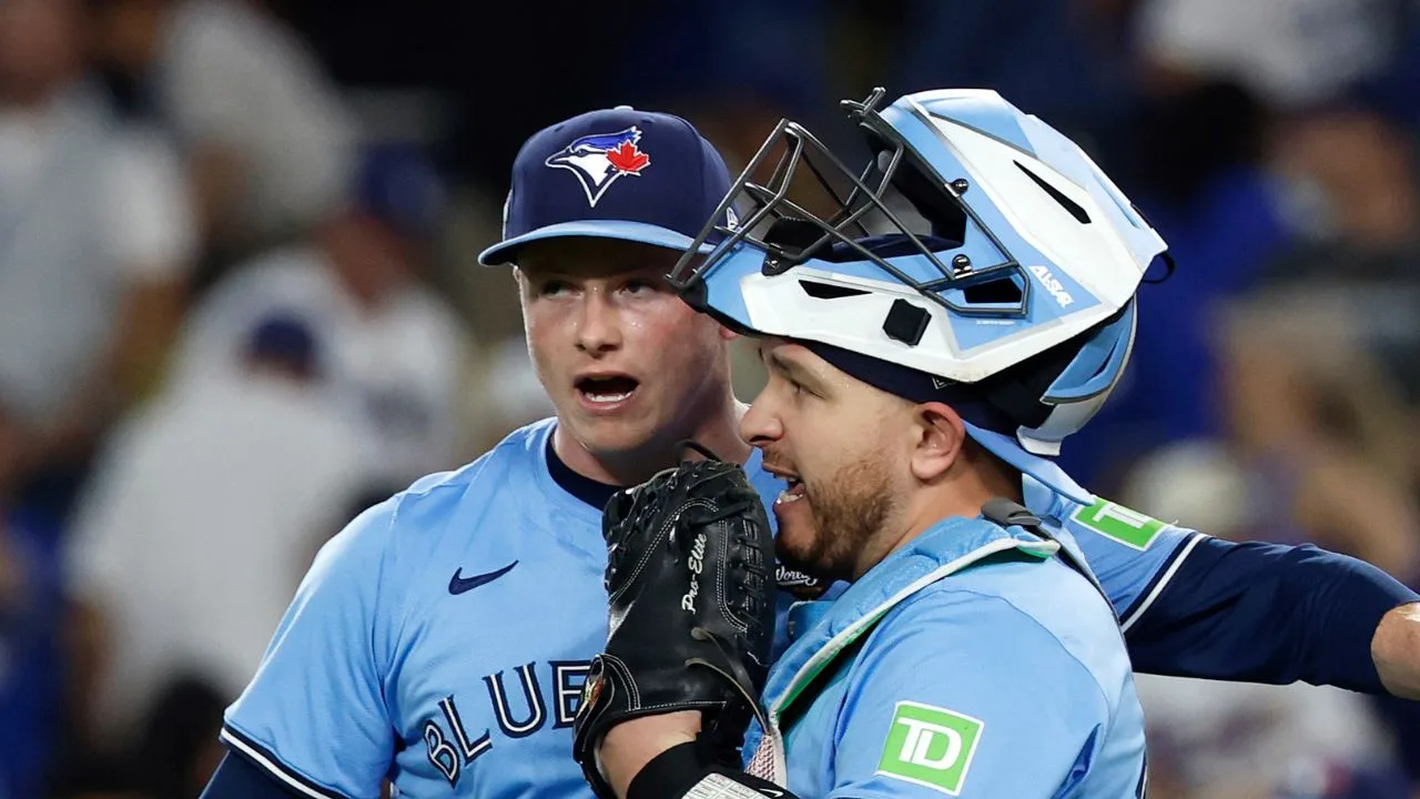 Louis Varland y Alejandro Kirk, de los Toronto Blue Jays. 