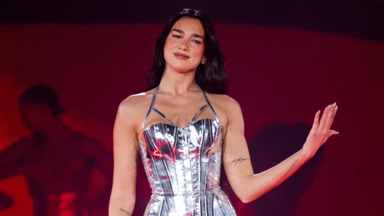 Dua Lipa presente en el el Superclásico Argentino entre Boca Juniors y River Plate