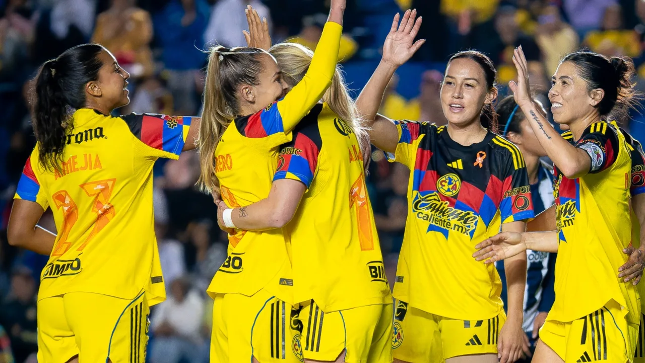 América Femenil celebrando el triunfo por goleada en loa Cuartos de Final de la Liga MX contra Rayadas de Monterrey 