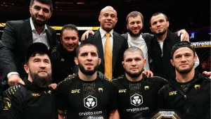 Islam Makhachev y el 'Team Khabib' luego de la victoria contra Jack Della Maddalena en UFC 322