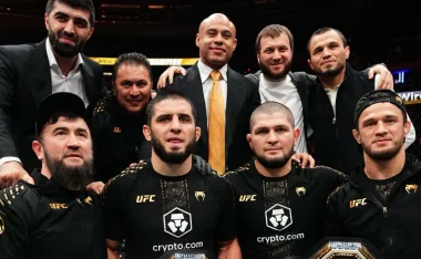 Islam Makhachev y el 'Team Khabib' luego de la victoria contra Jack Della Maddalena en UFC 322