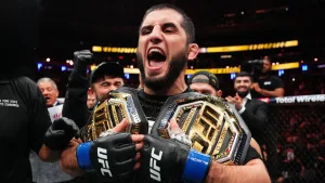 Islam Makhachev festejando su victoria sobre Jack Della Maddalena en UFC 322