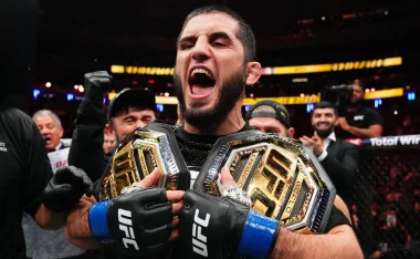 Islam Makhachev festejando su victoria sobre Jack Della Maddalena en UFC 322