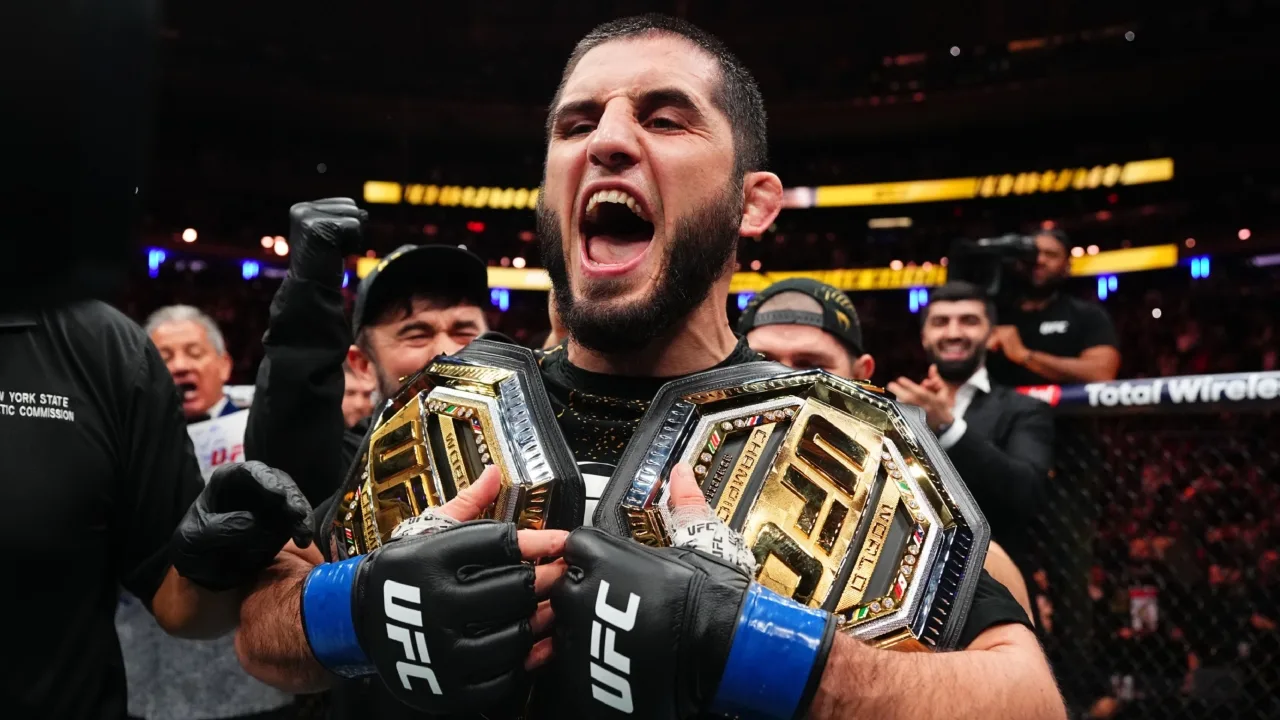 Islam Makhachev festejando su victoria sobre Jack Della Maddalena en UFC 322