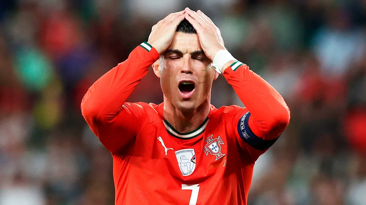 Cristiano Ronaldo ha sido olvidado por la FIFA en un póster oficial.