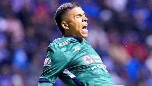 Kevin Mier de Cruz Azul recibe terrible pronóstico tras ser fracturado por Carrasquilla de Pumas
