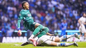 Cruz Azul vs Pumas: Kevin Mier se rompe por entrada criminal de Carrasquilla y Larcamón estalla por polémica decisión arbitral