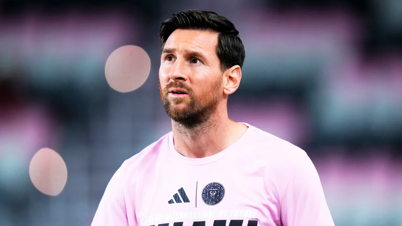 Lionel Messi sorprende a pareja en las calles de Barcelona.