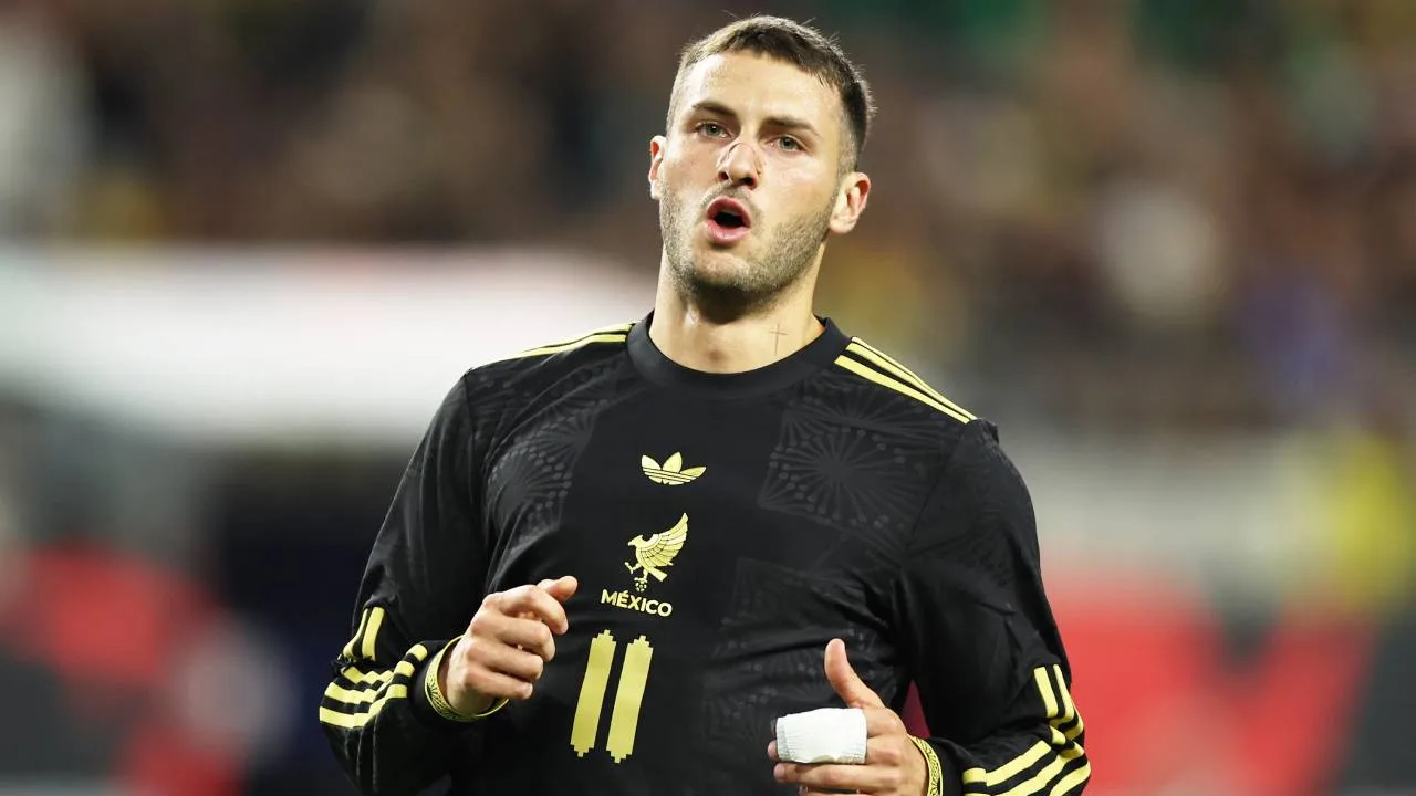 Santiago Giménez no jugará con México ante Uruguay y Paraguay