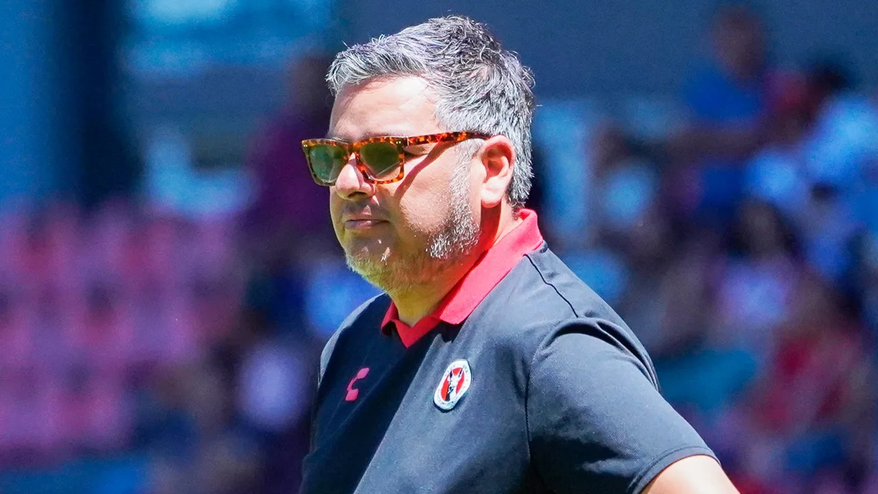 Juan Romo es uno de los entrenadores destituidos de la Liga MX Femenil.