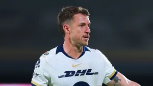 Ruso Zamogilny le da hasta con la cubeta a Aaron Ramsey tras marcharse de Pumas