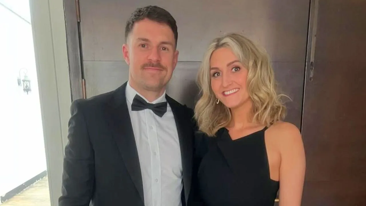 Esposa de Aaron Ramsey recibe regalo por parte de quien fue señalada de perder a su perro.