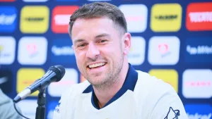 ¿Aaron Ramsey se burla de Pumas? Esto hacía el futbolista mientras sufrían ante Cruz Azul en el Apertura 2025