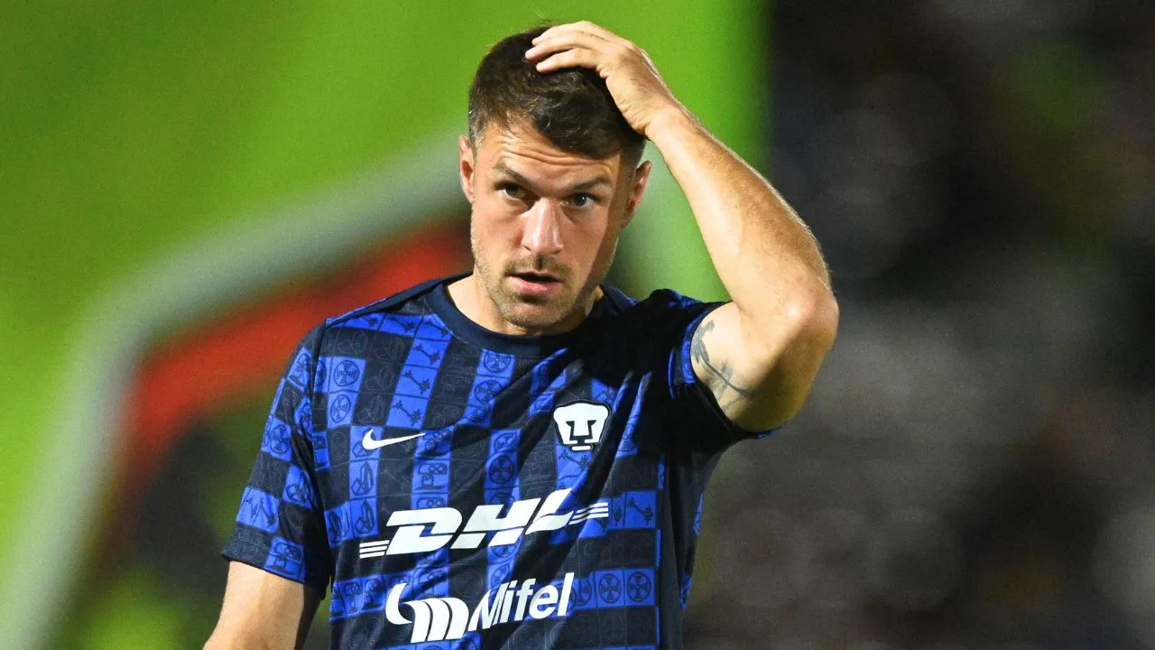 Aaron Ramsey reaparece tras dejar Pumas en pleno Apertura 2025 en inesperado lugar.