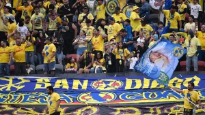 Las aficiones de ambos clubes desataron una intensa pelea.