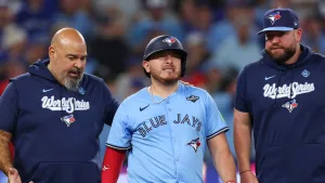 Alejandro Kirk sufre doloroso impacto en el Blue Jays vs Dodgers y sale reemplazado: ¿Qué le pasó?