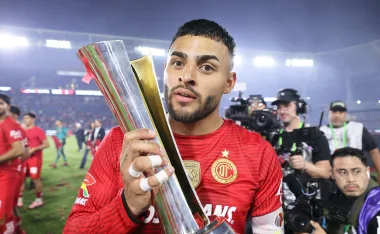 Alexis Vega celebra su cumpleaños con Toluca.