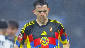 Tecatito Corona da brutal planchazo a Fidalgo y desata la polémica en Rayados de Monterrey vs América