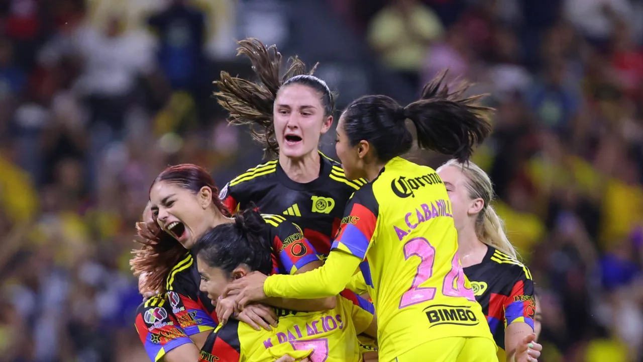 El equipo de América Femenil, celebrando su pase a la Semifinal del Apertura 2025. 