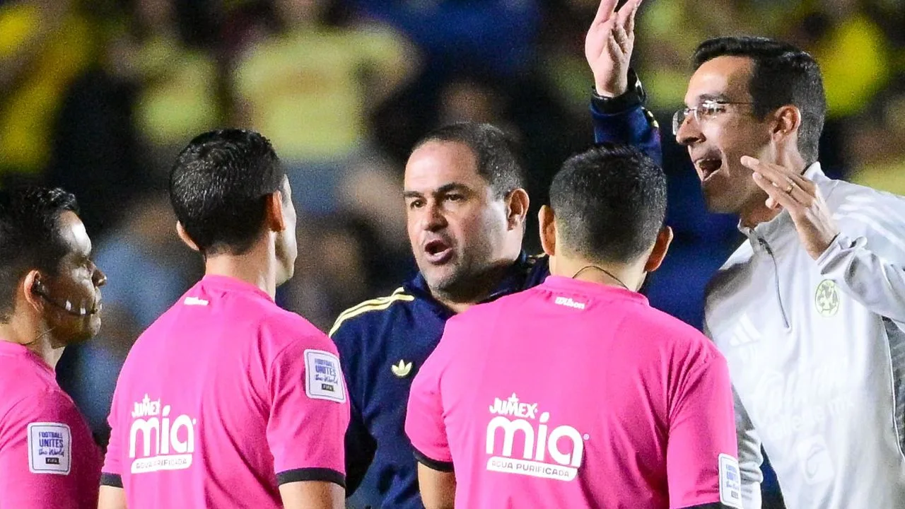 André Jardine, DT del América reclamando al cuerpo arbitral en el duelo ante Monterrey. 