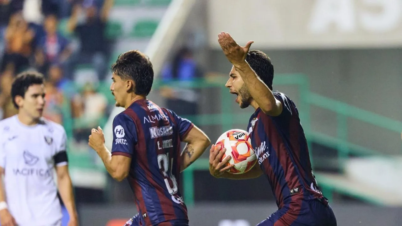 Jugadores del Atlante celebran tras conseguir un gol. 