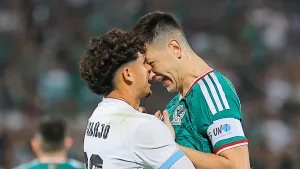 César Montes y Maxi Araujo tienen fuerte cruce en México vs Uruguay tras simulación del uruguayo
