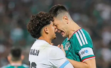 César Montes y un encontronazo con Maxi Araujo.