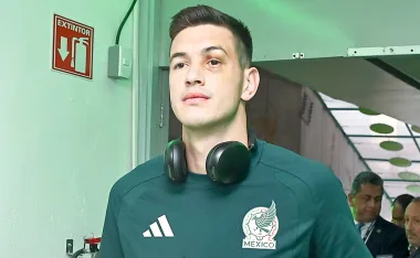 César Montes sale al campo con golpazo.