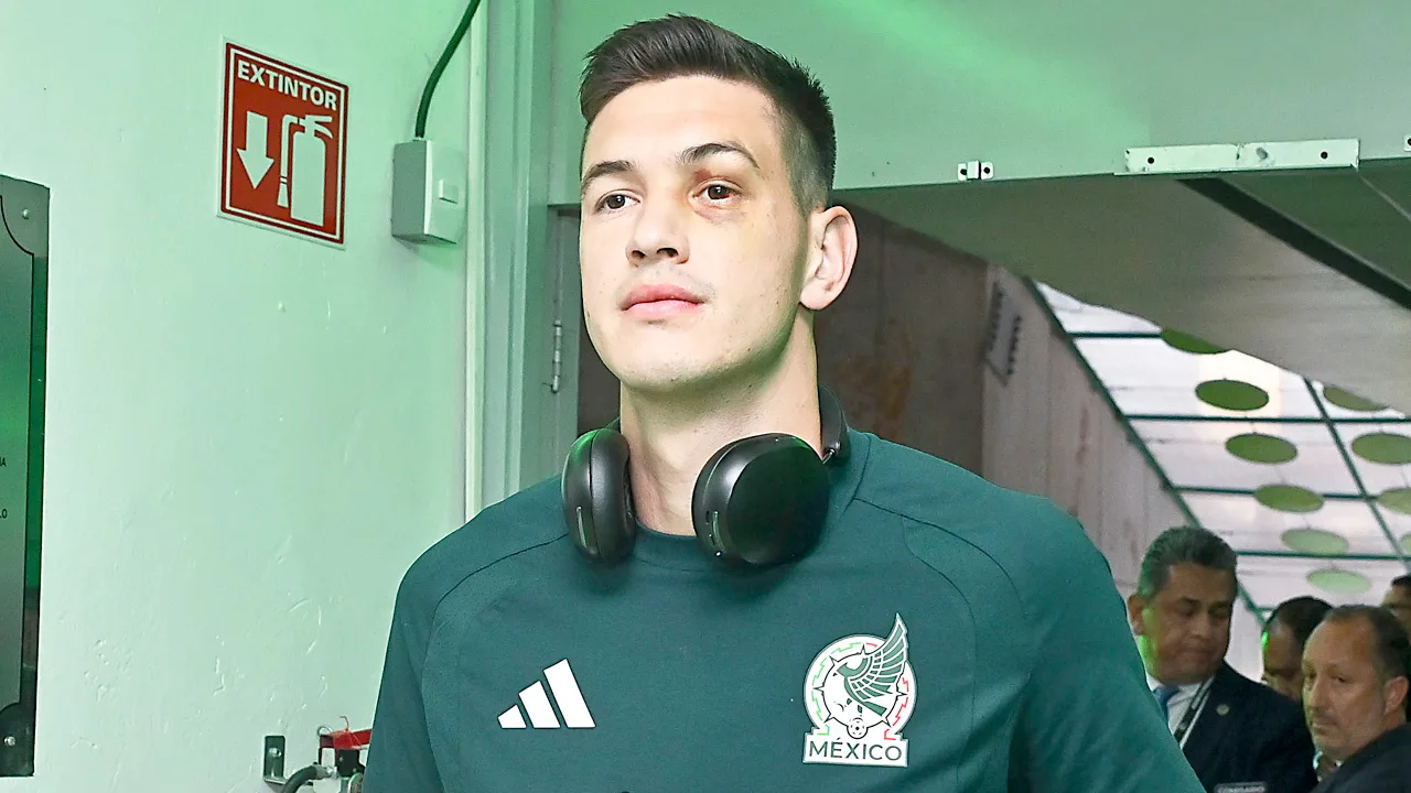 César Montes sale al campo con golpazo.