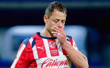 Chicharito y un gesto para con sus compañeros.