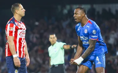 Chicharito la pasó mal en Cruz Azul vs Chivas.