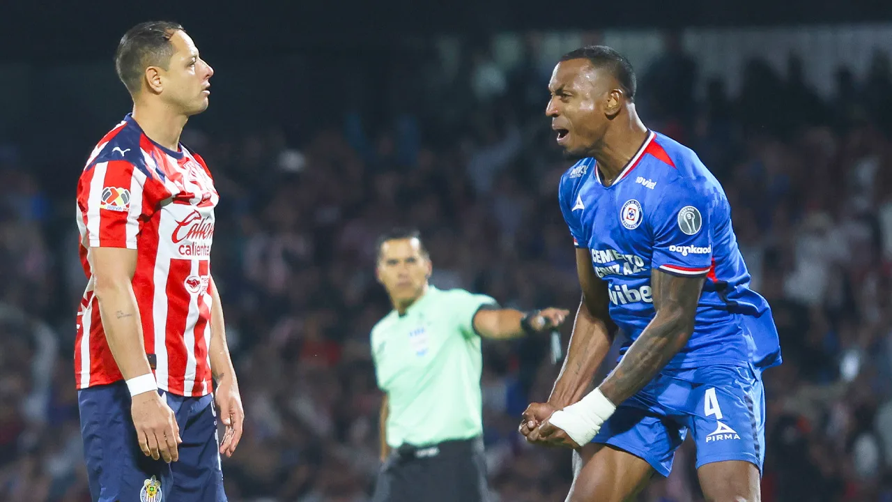 Chicharito la pasó mal en Cruz Azul vs Chivas.
