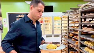 Chicharito va por su pan favorito, pero su extravagante reloj de 3 millones se roba todas las miradas