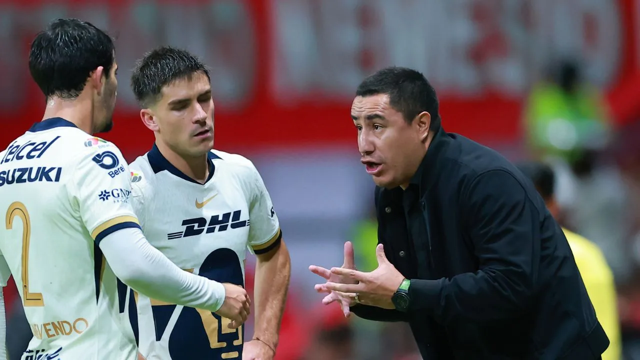 Efraín Juárez, DT de Pumas, dándole indicaciones a sus jugadores. 