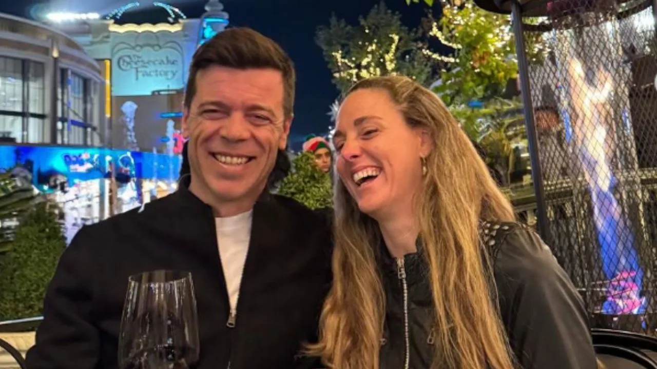 Esteban Solari celebrando, junto a su esposa.