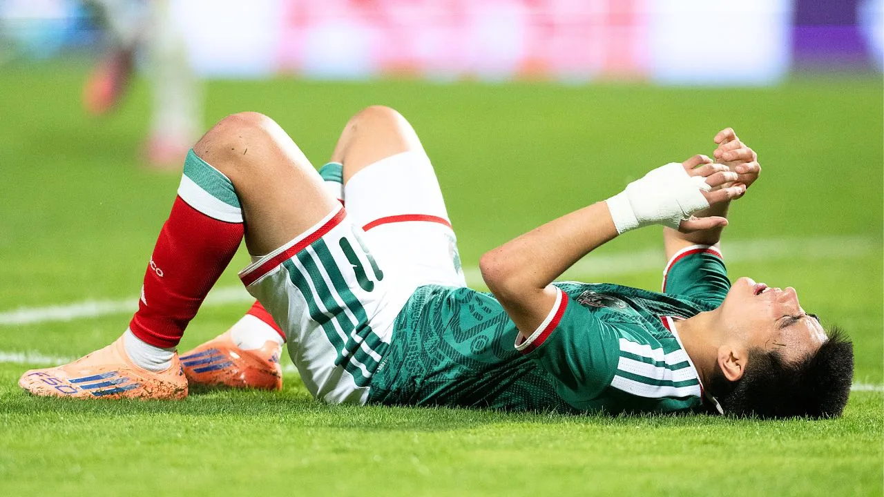 Polémica en el México vs Uruguay por dura falta a Gilberto Mora: ¿era expulsión?