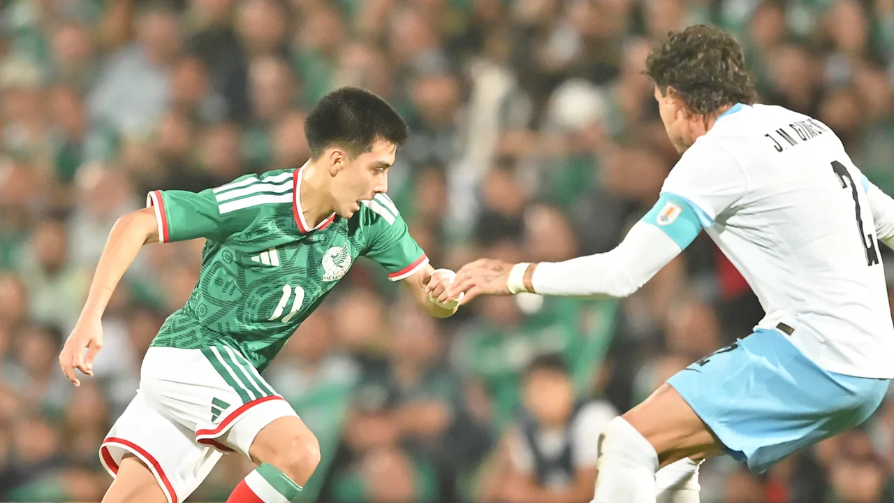 Gilberto Mora en México vs Uruguay.