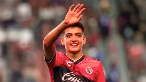 Gilberto Mora tiene tremendo gesto y enamora a la afición de Tijuana en Liguilla