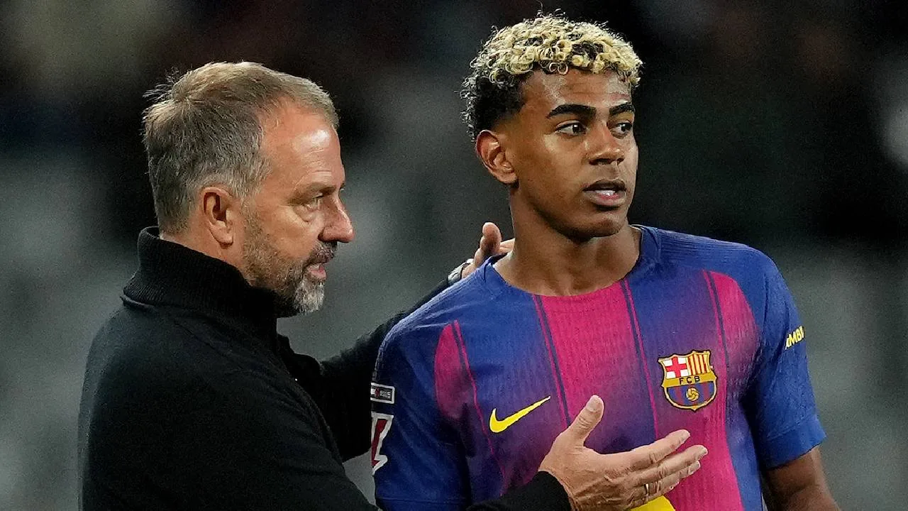 Hansi Flick y Lamine Yamal.