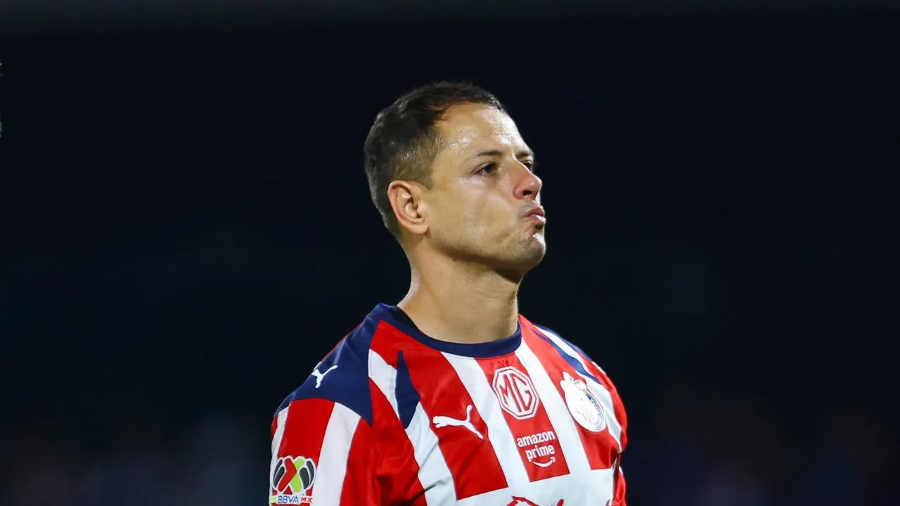 Javier Hernández Balcázar, jugador de Chivas. 