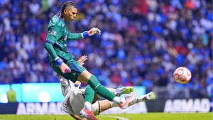 Polémica tras Cruz Azul vs Pumas: El video que podría salvar a Carrasquilla tras fractura a Kevin Mier
