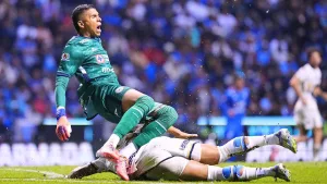 Así quedó la pierna de Kevin Mier tras la dura entrada de Coco Carrasquilla en el Cruz Azul vs Pumas