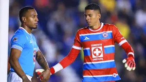 Kevin Mier sufre grave lesión y compañeros de Cruz Azul le envían emotivos mensajes de apoyo