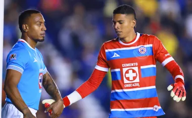 Kevin Mier y Willer Ditta, compañeros y amigos en Cruz Azul.