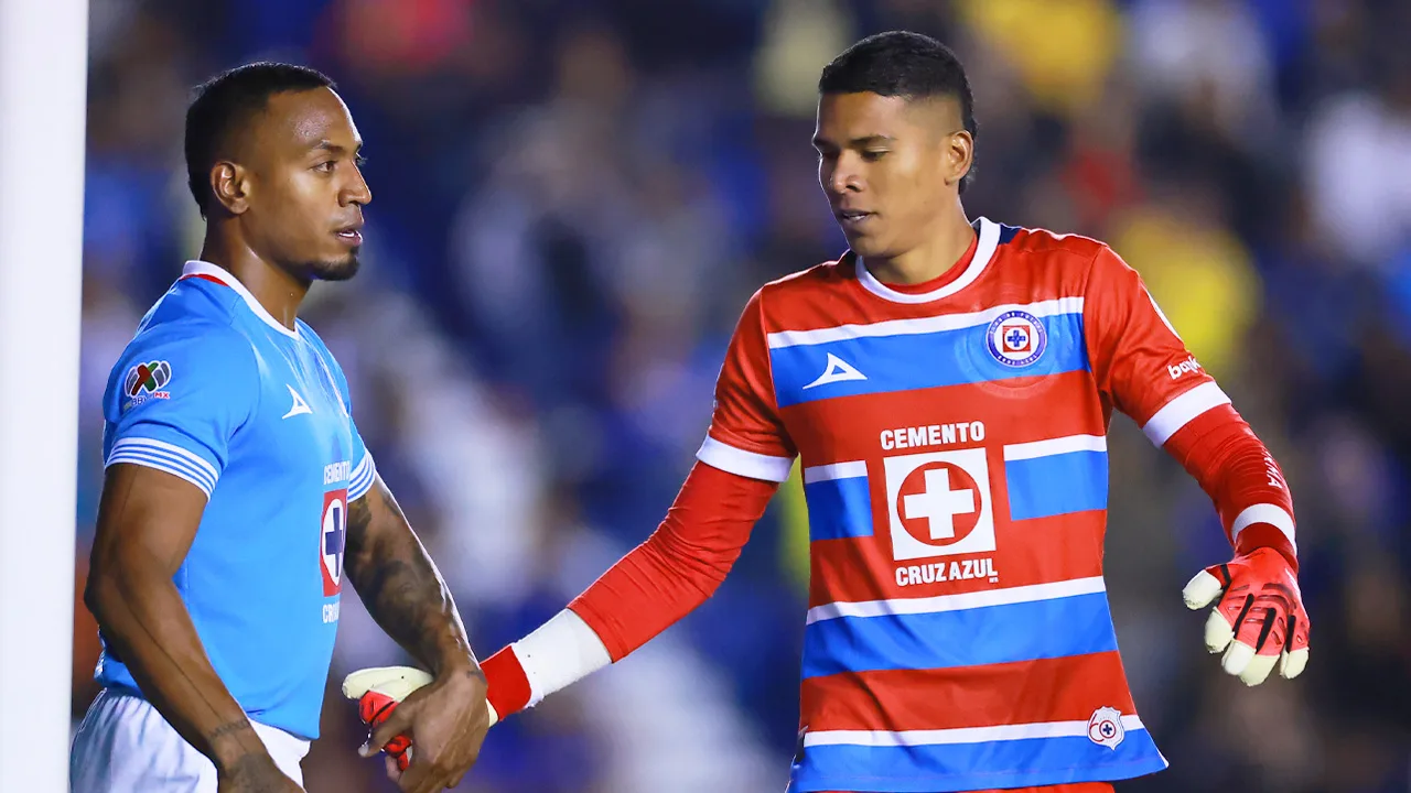 Kevin Mier y Willer Ditta, compañeros y amigos en Cruz Azul.