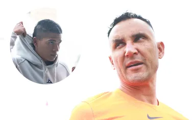 Keylor Navas le habla a Kevin Mier y JJ Macías.