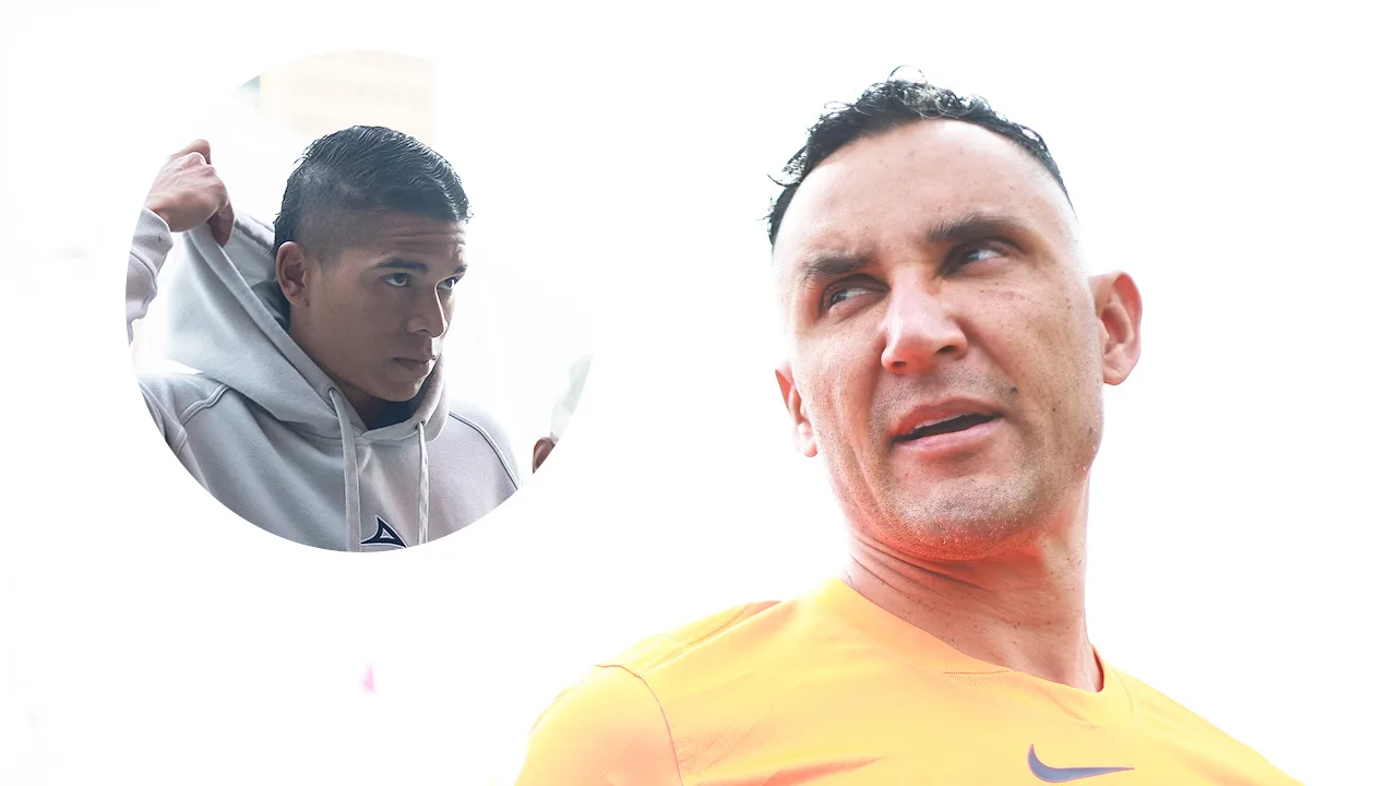 Keylor Navas le habla a Kevin Mier y JJ Macías.