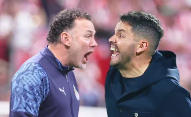 Gabriel Milito y Nicolás Larcamón se cruzan en Cruz Azul vs Chivas.