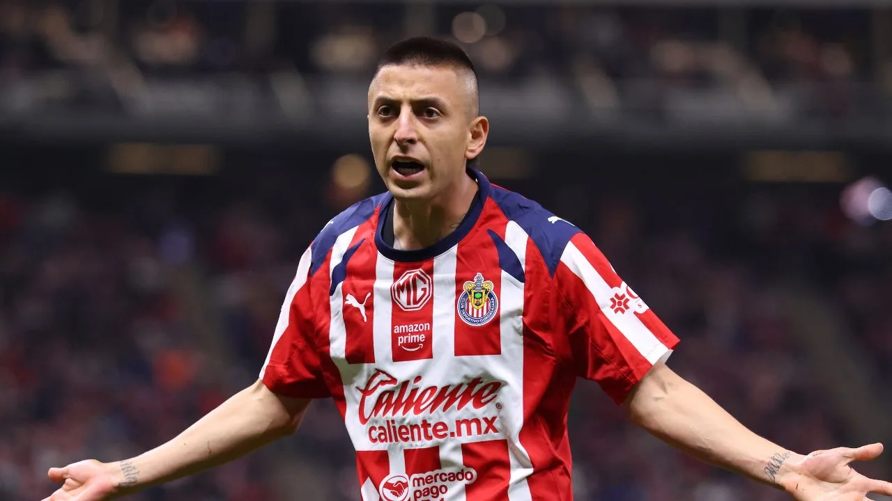 Roberto Alvarado, jugador de Chivas. 
