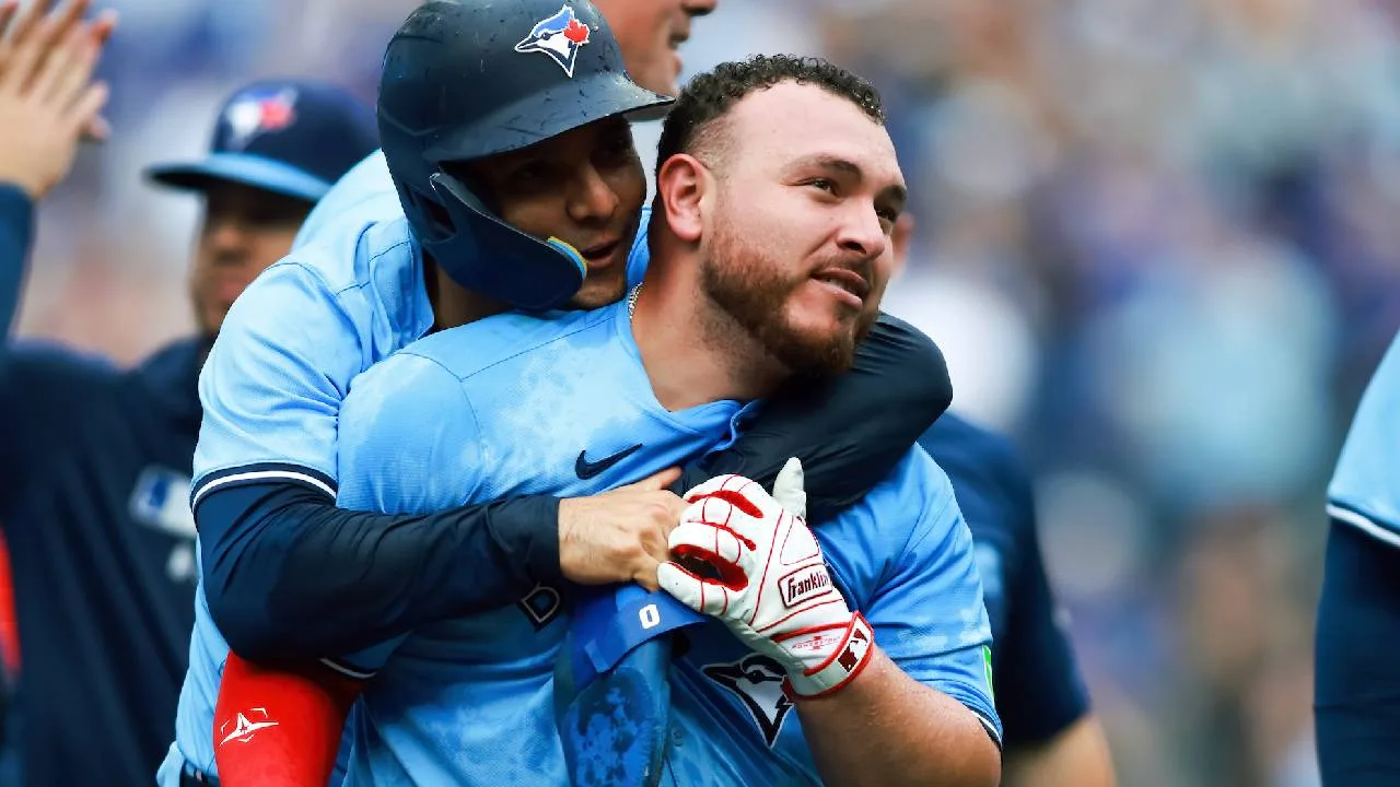 Alejandro Kirk, beisbolista mexicano.